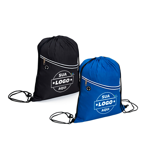 sacochila versátil com design que combina com uma rotina cheia de movimento. Feita em poliéster resistente à água e com alças ajustáveis em nylon, ela conta com espaço interno de sobra para se tornar uma companhia indispensável para todos os lugares, seja para o trabalho, escola, faculdade, academia, trilha ou demais atividades ao ar livre. A mochila ainda conta com um bolso frontal com entrada para fones de ouvido, uma opção adicional para carregar objetos à parte do compartimento principal.

Altura :  42 cm

Largura :  34 cm

Medidas aproximadas para gravação (CxL):  14 cm x 30 cm
